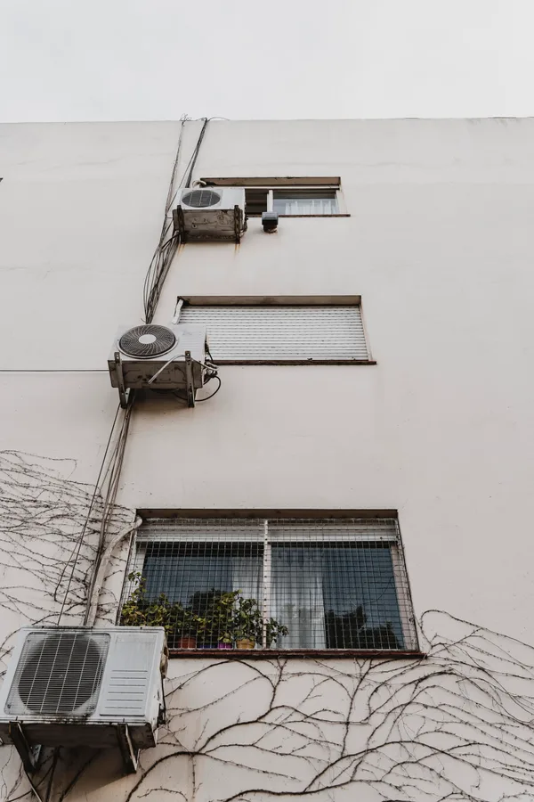 Unidades exteriores de aire acondicionado en la fachada de un edificio