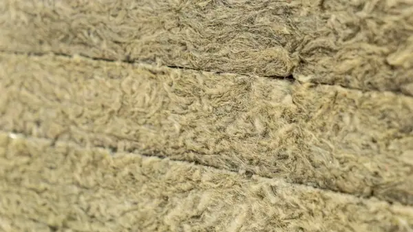 Lana mineral colocada como material aislante