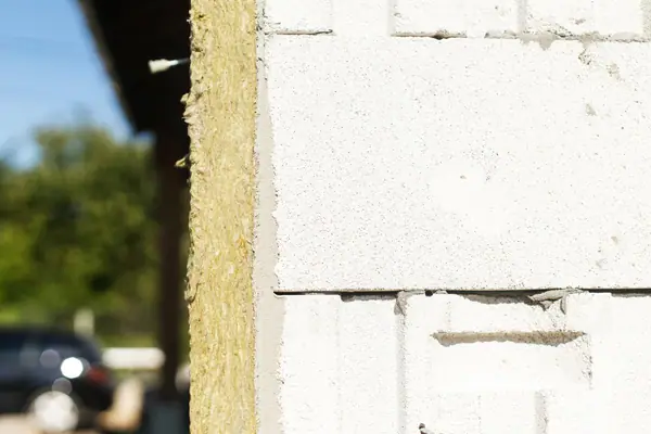 Detalle de aislamiento térmico en el cerramiento de un muro