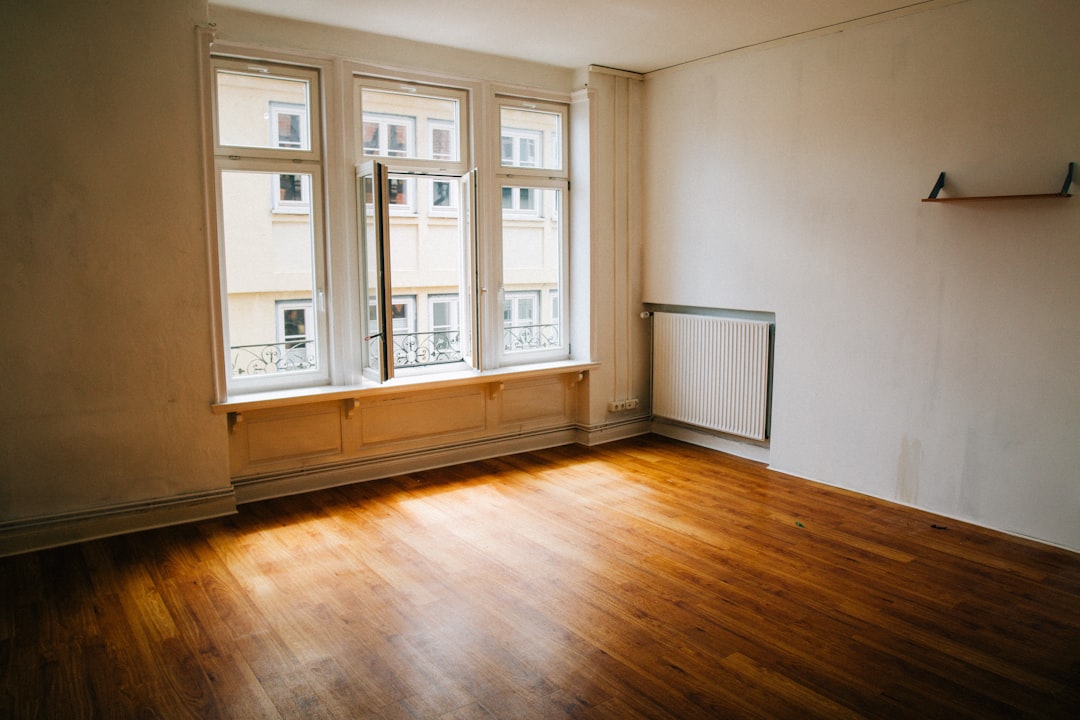 Habitación vacía con parquet de madera donde Reformatta puede mejorar el aislamiento acústico para no oír a los vecinos