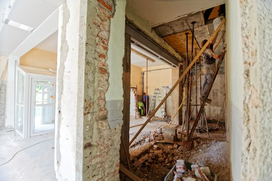 Reformatta rehabilitando un local destrozado por el inquilino con obras integrales de demolición y estructura en Barcelona