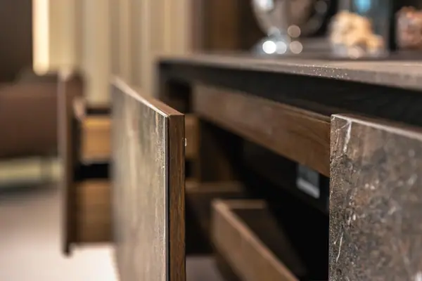 Interior de un mueble de madera con cajones a medida