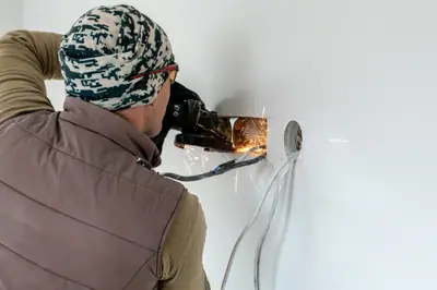 Electricista trabajando en la instalación eléctrica