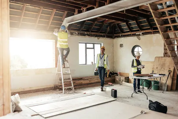Equipo técnico revisando una vivienda durante una reforma