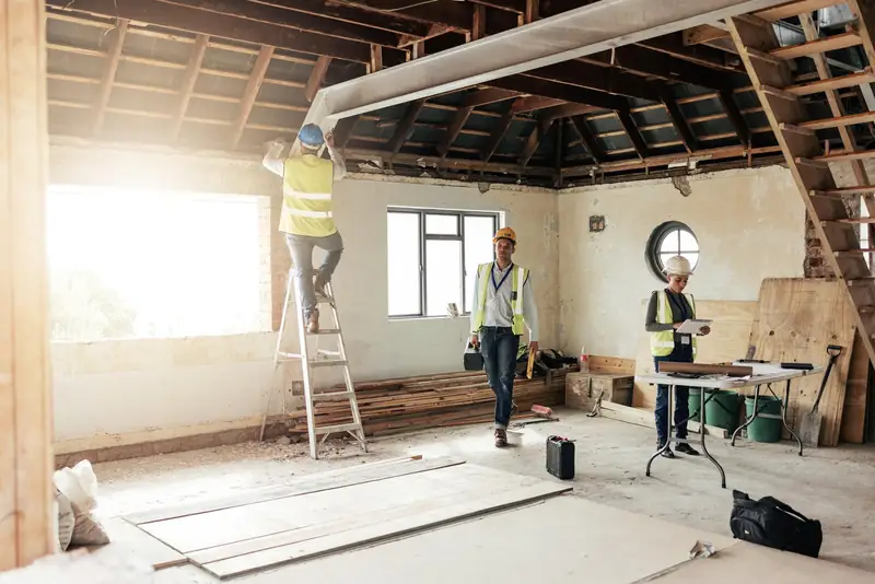 Equipo profesional trabajando en la reforma interior de una vivienda
