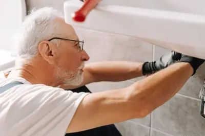 Fontanero instalando tuberías durante una reforma