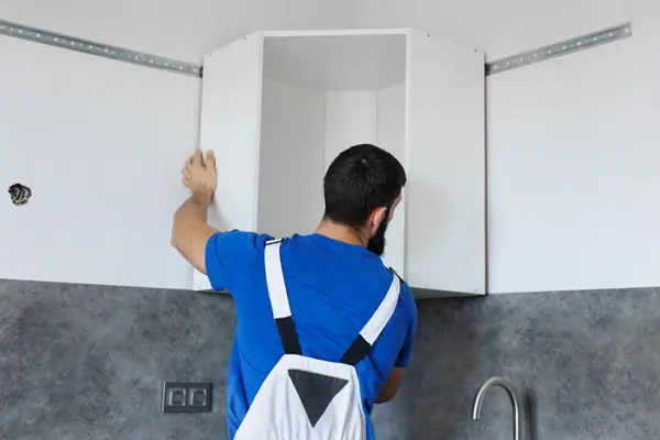 Profesional instalando una cocina dentro de una reforma