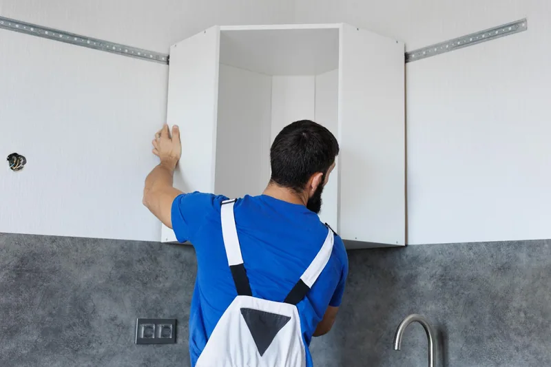 Profesional instalando una cocina durante una reforma