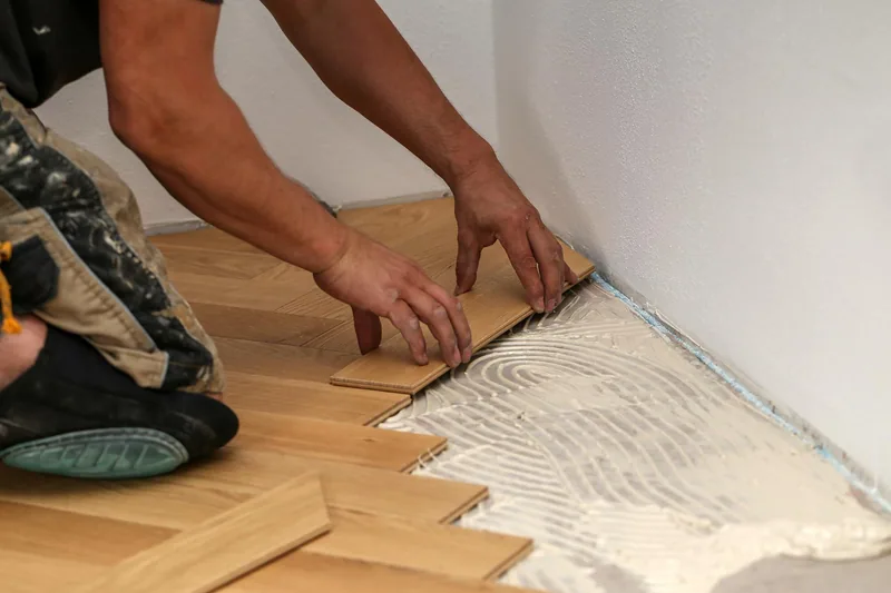 Instalación de suelo durante una reforma de vivienda en Badalona
