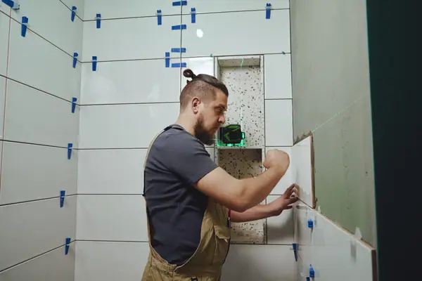Profesional trabajando en la reforma de un baño