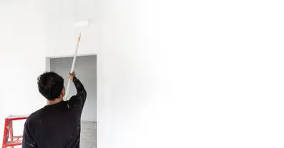 Profesional aplicando pintura interior de calidad