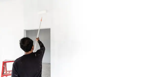 Pintor profesional aplicando acabados