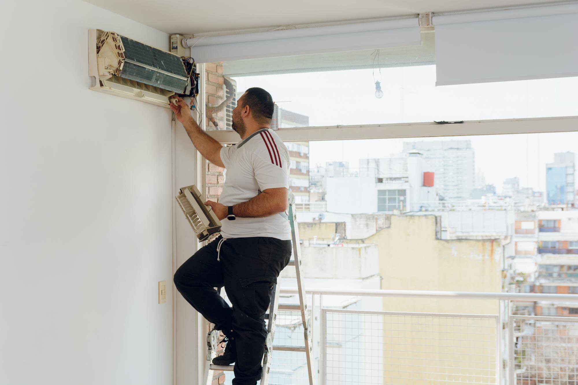 Técnico instalando un sistema de climatización